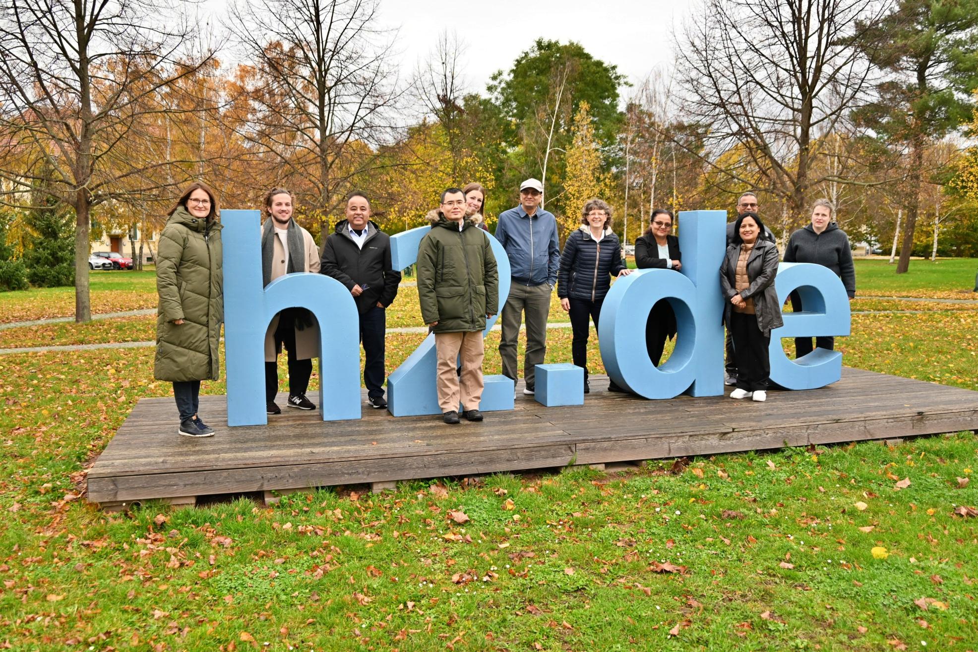 Gruppenbild aller Teilnehmenden des Thementags auf dem Gelände der Hochschule Magdeburg-Stendal