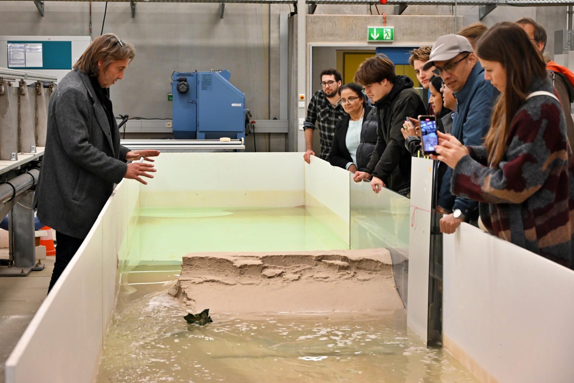 Prof Bernd Ettmer explains what happens during the dike breach simulation.