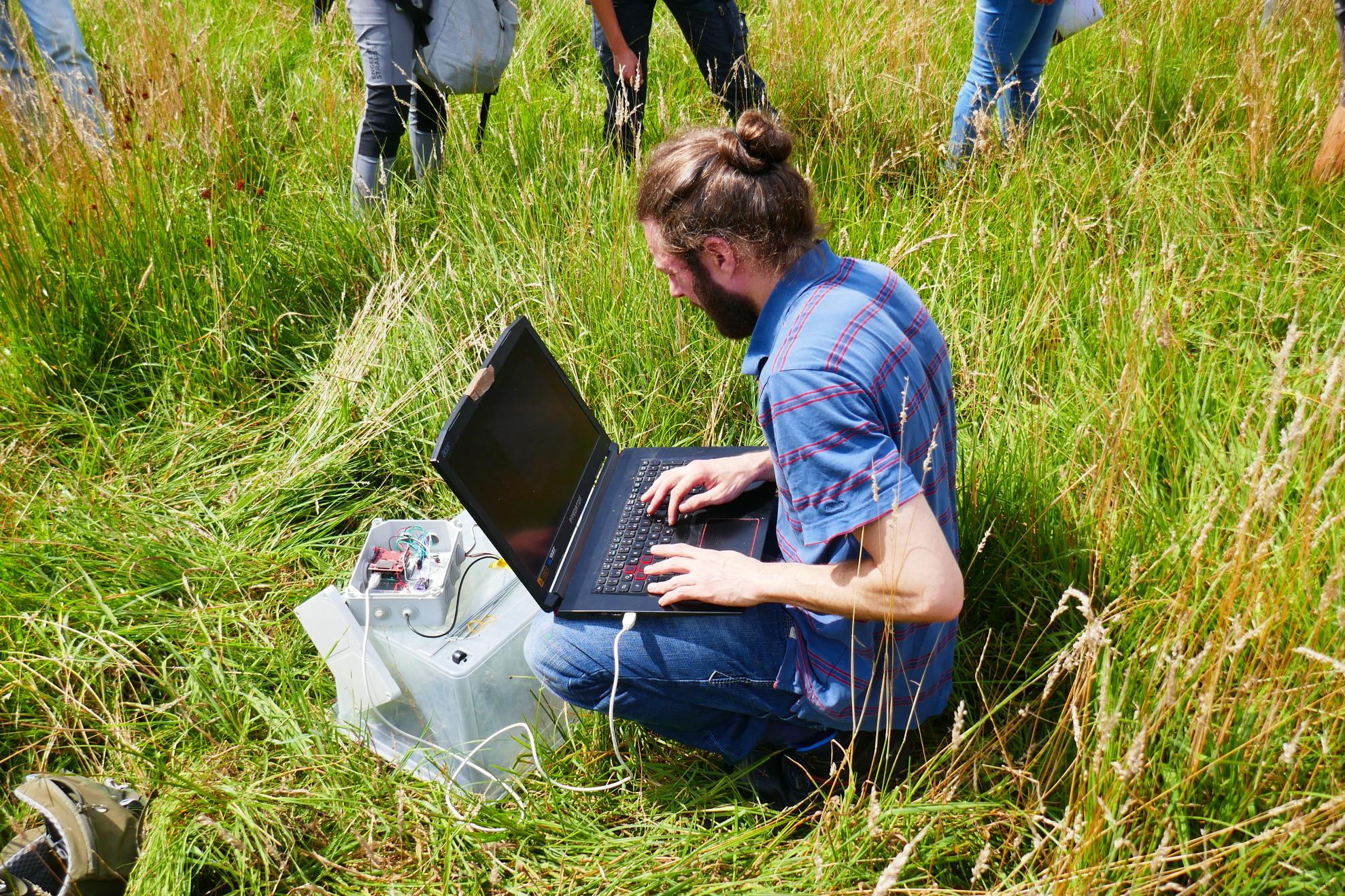 The ecological engineer Tino Fauk demonstrates CO2 outgassing from a rewetted area in the Rathsbruch.