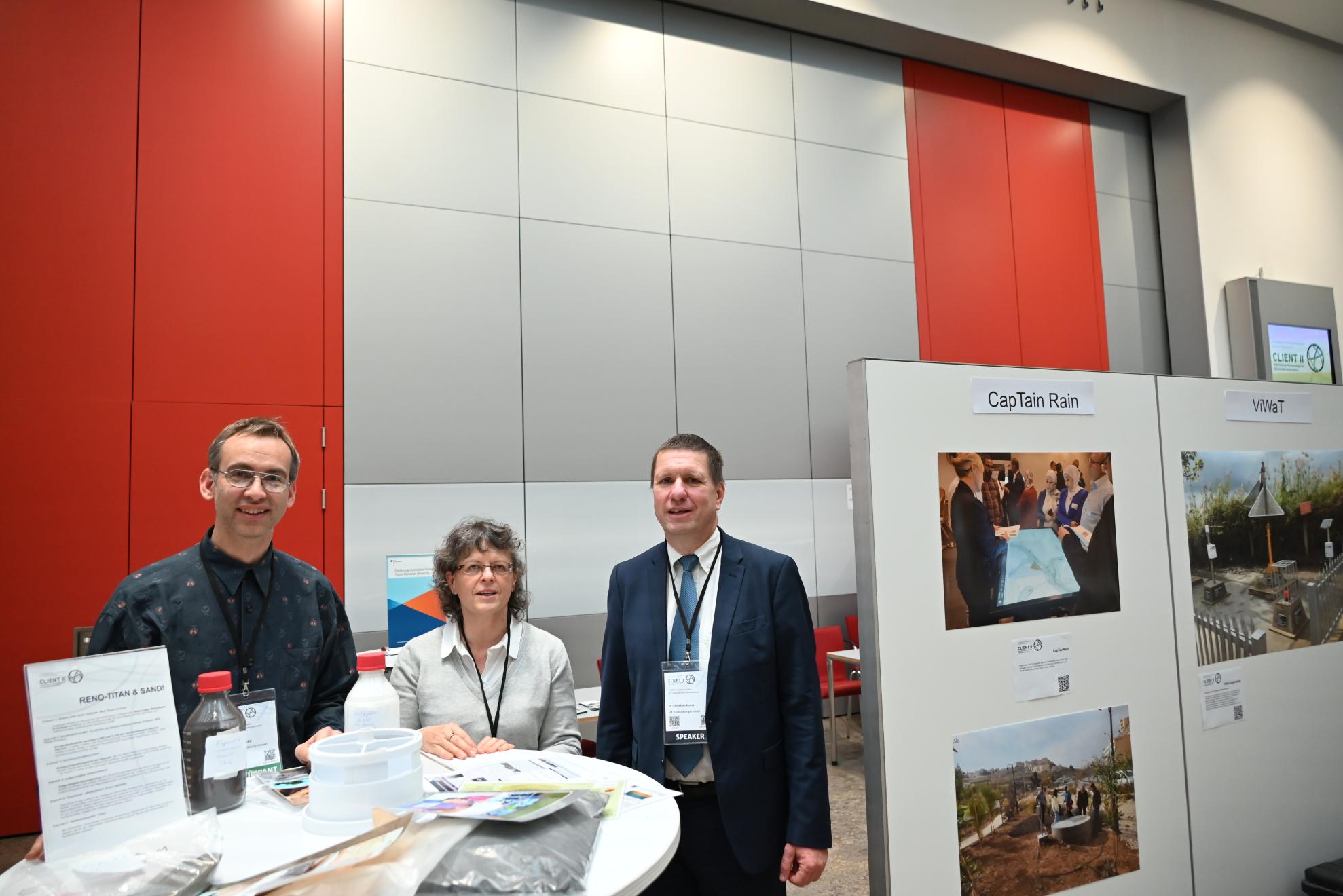 CD, Prof. Dr Petra Schneider from Magdeburg-Stendal University of Applied Sciences and Dr Christian Kunze (IAF Radioökologie GmbH) - from left to right - representing the CLIENT II project RENO-TITAN.