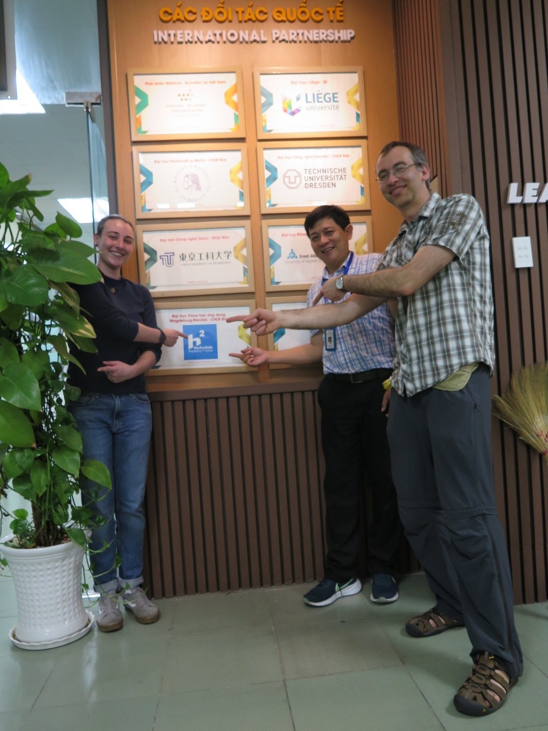 Picture with Natascha Wegat, Prof Le Hung Anh and Conrad Dorer (Magdeburg-Stendal University of Applied Sciences) Picture with Natascha Wegat, Prof Le Hung Anh and Conrad Dorer (Magdeburg-Stendal University of Applied Sciences)