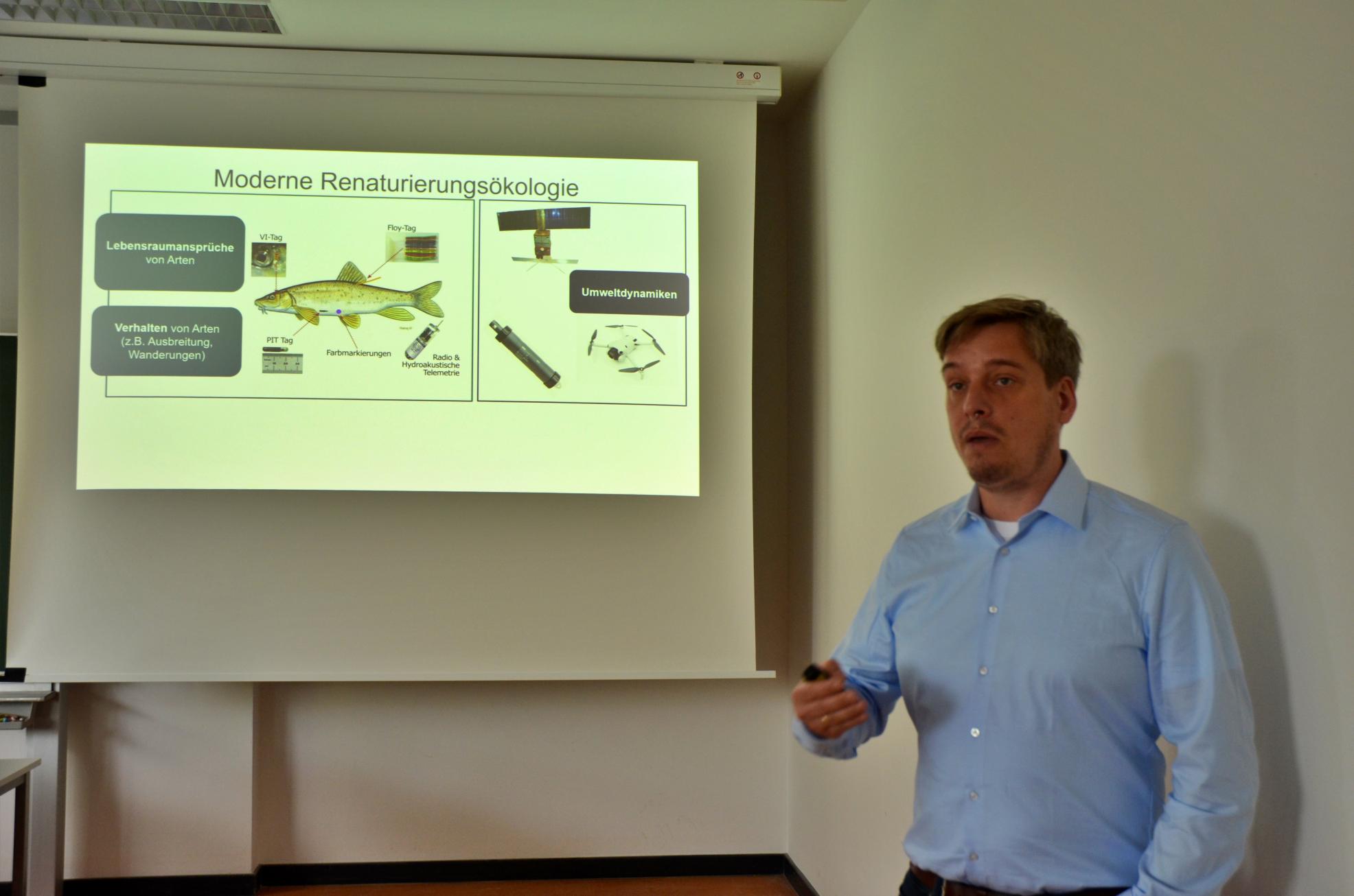 Prof. Dr. Johannes Radinger führte in die Gewässerrenaturierung in Theorie und anhand eigener Fallbeispiele ein.