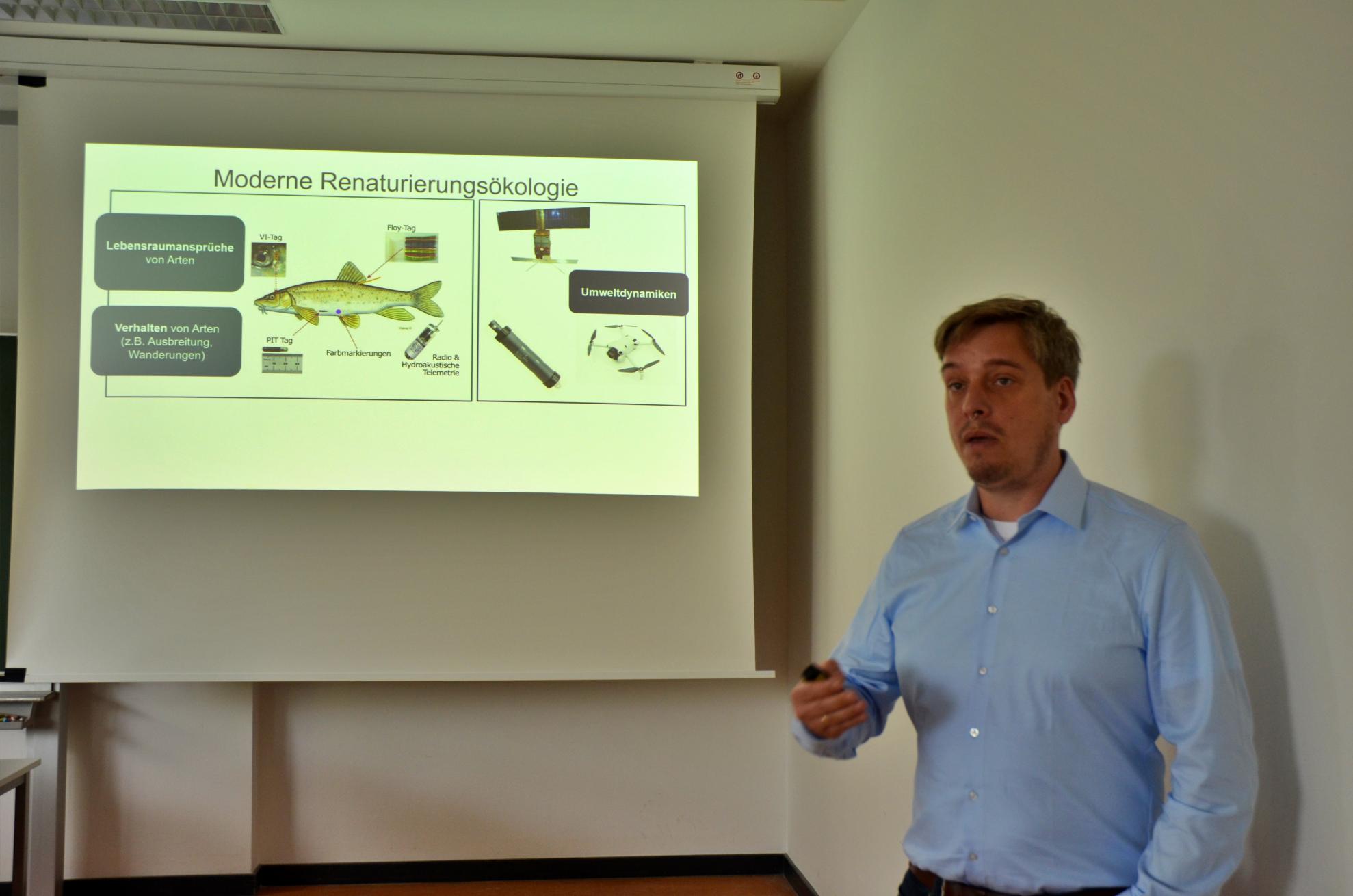 Professor Dr. Johannes Radinger introduced the principles of river restoration, combining theoretical foundations with practical case studies from his own research. Professor Dr. Johannes Radinger introduced the principles of river restoration, combining theoretical foundations with practical case studies from his own research.