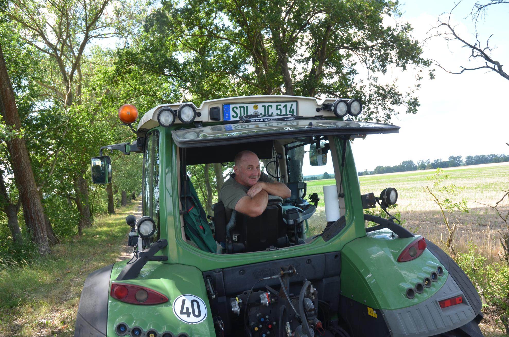 A tractor took the participants of the training programme in a Kremser wagon (open-sided wagon) to various excursion stations on the Lüderitzer Tanger. A tractor took the participants of the training programme in a Kremser wagon (open-sided wagon) to various excursion stations on the Lüderitzer Tanger.