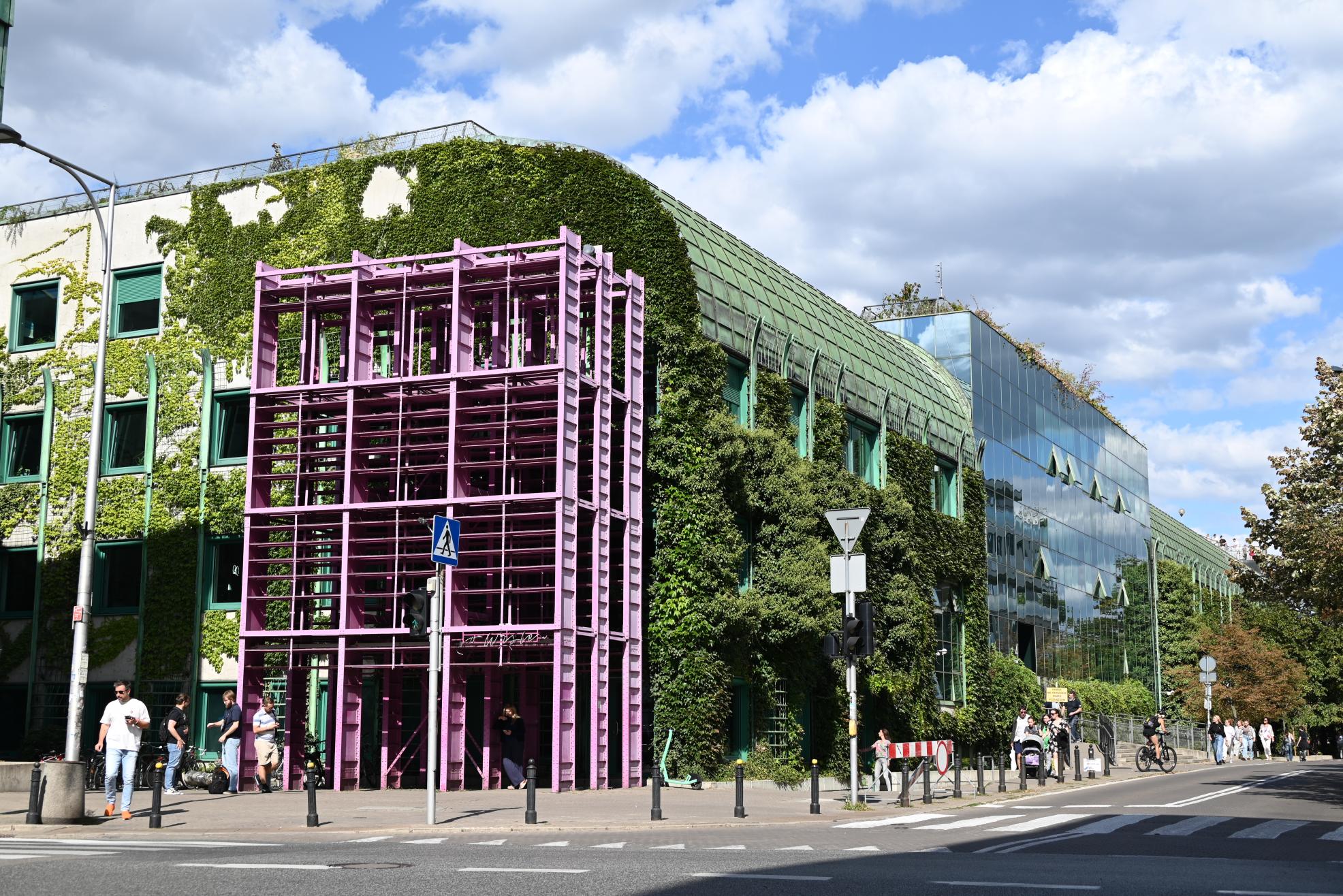 Bibliothek der Universität Warschau – ein lebendiges Beispiel dafür für „Nature-Based Solutions (NBS)“ Bibliothek der Universität Warschau – ein lebendiges Beispiel dafür für „Nature-Based Solutions (NBS)“
