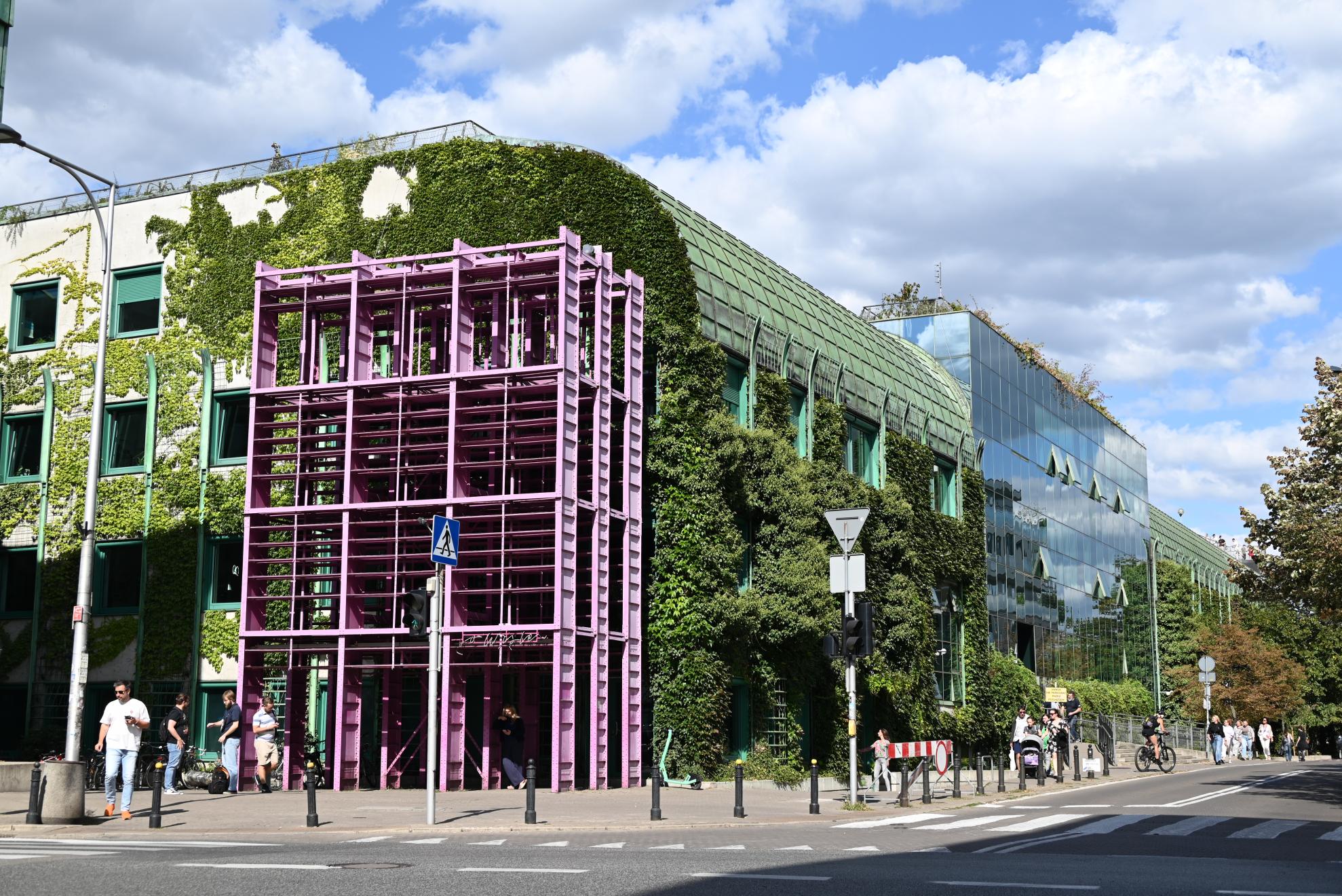 University of Warsaw Library — a vivid example of nature-based solutions (NBS). University of Warsaw Library — a vivid example of nature-based solutions (NBS).