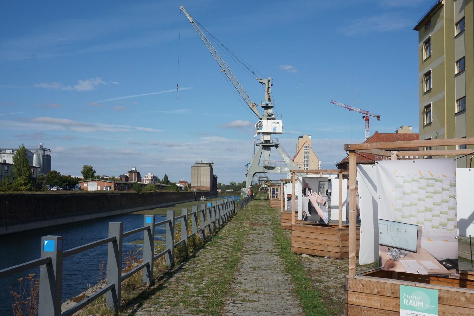 Der Wissenschaftshafen in Magdeburg ist ein gutes Beispiel für Flächenrecycling. Der ehemalige Industriehafen mit seinen Altbauten wird zum urbanen Wissenschafts- und Innovationsquartier umgenutzt. Bild: Niclas Schuster. Der Wissenschaftshafen in Magdeburg ist ein gutes Beispiel für Flächenrecycling. Der ehemalige Industriehafen mit seinen Altbauten wird zum urbanen Wissenschafts- und Innovationsquartier umgenutzt. Bild: Niclas Schuster.