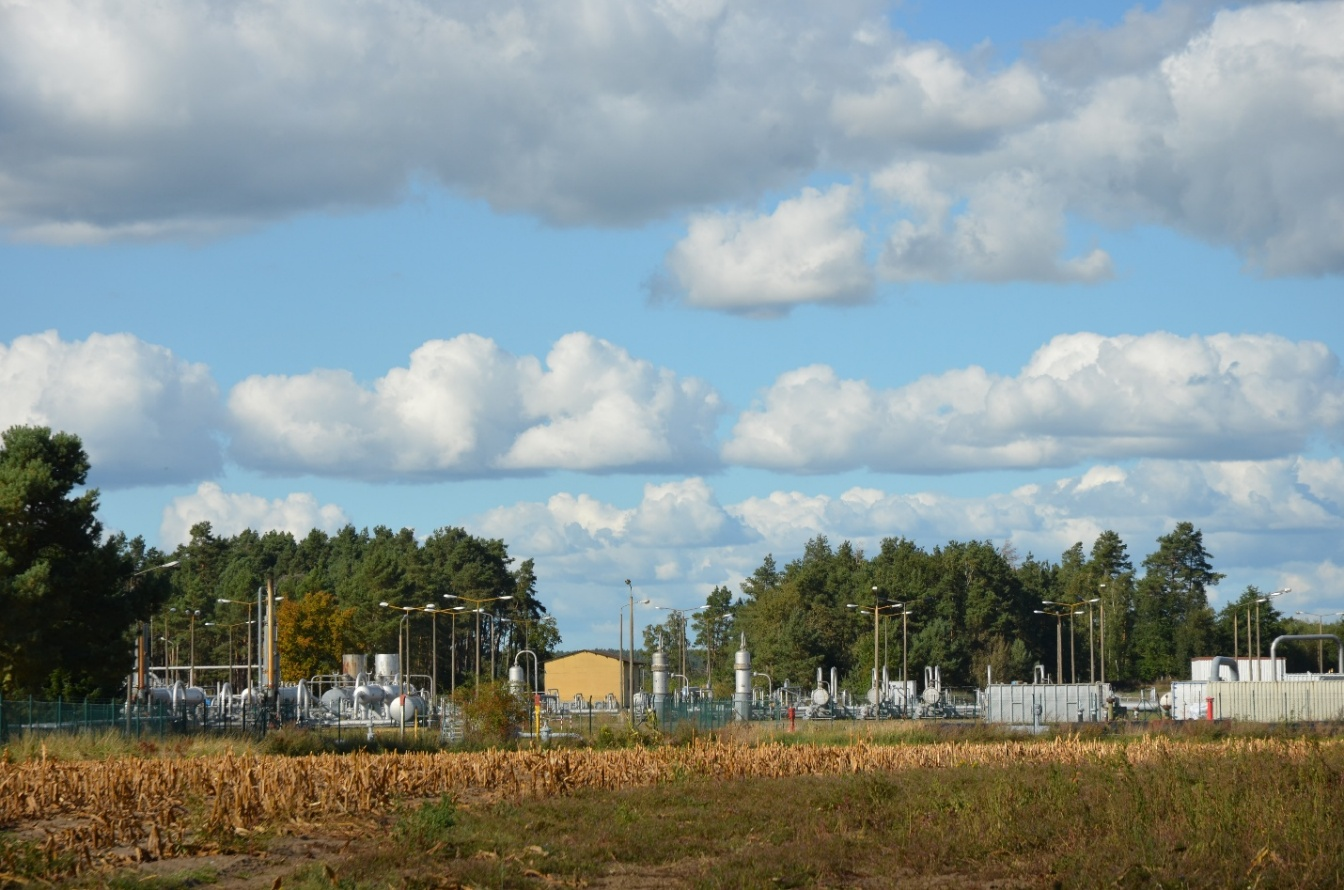 Bild 3: Direkt-Lithium-Extraktion (DLE) an einer bestehenden Erdgasförderstätte in Steinitz (Altmark). Die Pilotanlage testet die Lithiumgewinnung aus Formationssole. Foto: Prof. Dr. Petra Schneider, Hochschule Magdeburg-Stendal. Bild 3: Direkt-Lithium-Extraktion (DLE) an einer bestehenden Erdgasförderstätte in Steinitz (Altmark). Die Pilotanlage testet die Lithiumgewinnung aus Formationssole. Foto: Prof. Dr. Petra Schneider, Hochschule Magdeburg-Stendal.