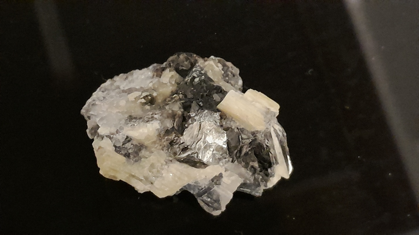 Bild 4: Gesteinsprobe aus Zinnwald (Erzgebirge) mit gelblichem Pyknit-Topas und lithiumreichem Zinnwaldit, einem Leitmineral der dortigen Lithiumlagerstätten. Foto: Prof. Dr. Petra Schneider, Hochschule Magdeburg-Stendal. Bild 4: Gesteinsprobe aus Zinnwald (Erzgebirge) mit gelblichem Pyknit-Topas und lithiumreichem Zinnwaldit, einem Leitmineral der dortigen Lithiumlagerstätten. Foto: Prof. Dr. Petra Schneider, Hochschule Magdeburg-Stendal.