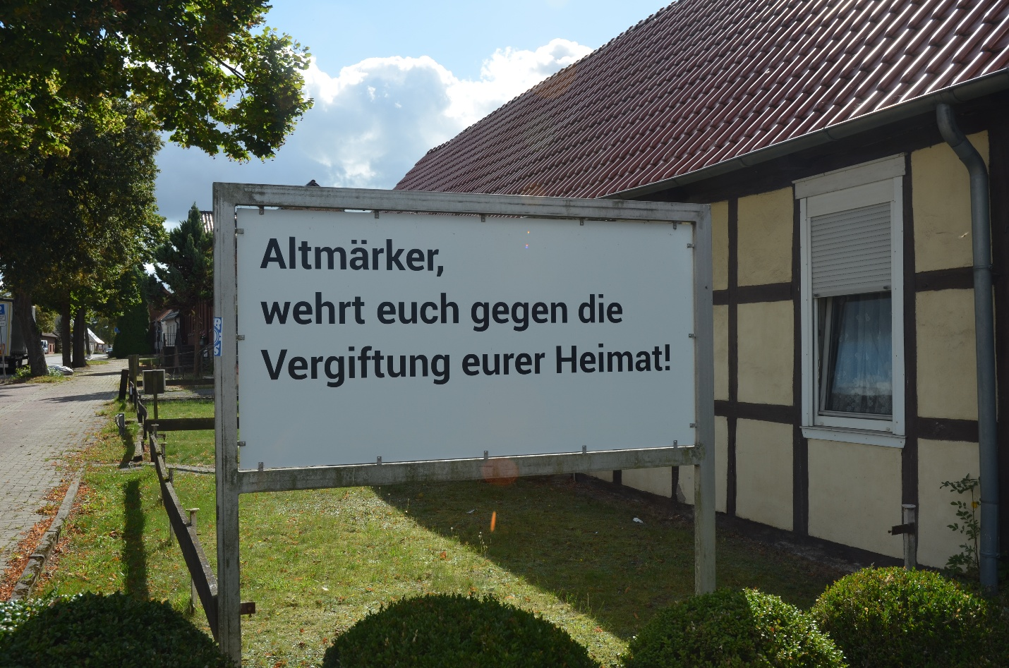 Bild 5: Protest in Brüchau gegen eine Bohrschlammgrube mit Abfällen aus der Erdgasförderung. Ähnliche Sorgen um Boden und Grundwasser bestehen auch bei der geplanten Lithiumgewinnung aus Sole. Foto: Prof. Dr. Petra Schneider, Hochschule Magdeburg-Stendal. Bild 5: Protest in Brüchau gegen eine Bohrschlammgrube mit Abfällen aus der Erdgasförderung. Ähnliche Sorgen um Boden und Grundwasser bestehen auch bei der geplanten Lithiumgewinnung aus Sole. Foto: Prof. Dr. Petra Schneider, Hochschule Magdeburg-Stendal.