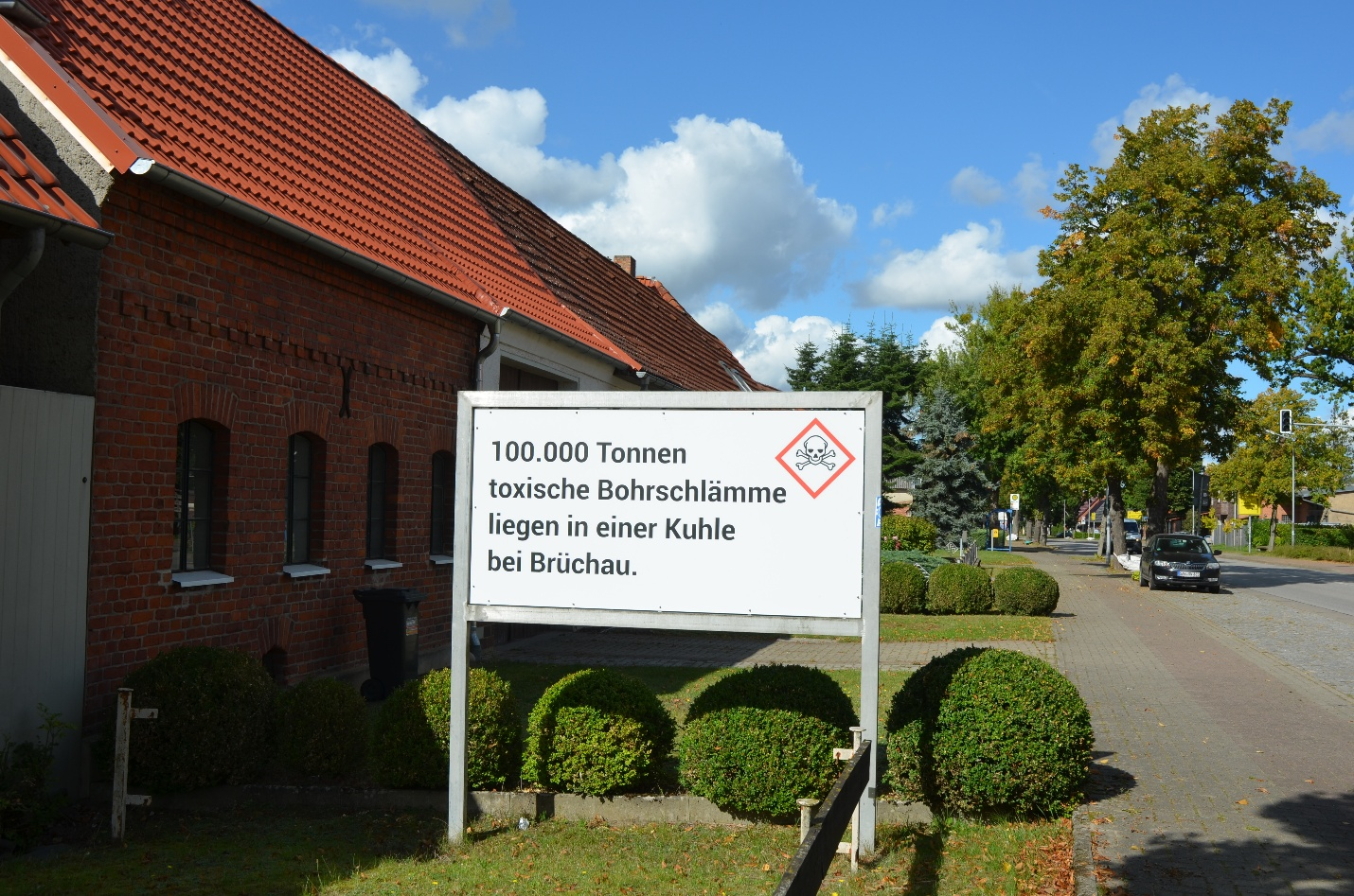 Bild 6: Deponie in Brüchau mit toxischen Schlämmen aus der Erdgasproduktion. Bürgerinitiative und Landtagsfraktionen fordern die vollständige Beseitigung; 2025 wurde die Einkapselung genehmigt. Foto: Prof. Dr. Petra Schneider, Hochschule Magdeburg-Stendal