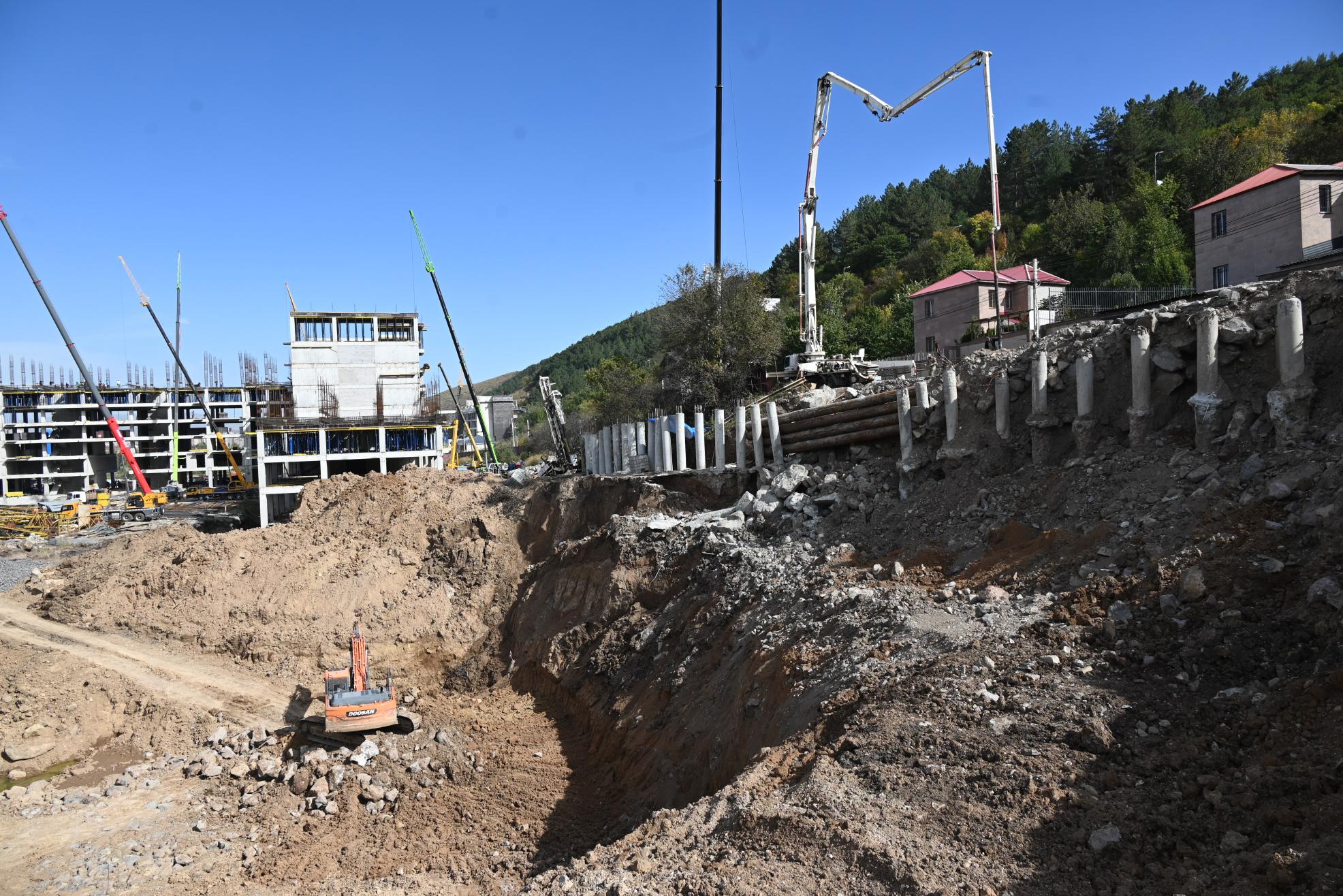 Besichtigung akuter Hangrutschungen bei Tsaghkadzor. Foto: Petra Schneider