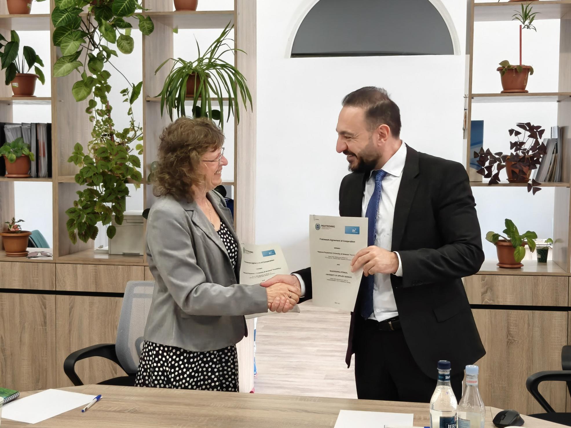 Unterzeichnung der Kooperationsvereinbarung durch Prof. Dr. Petra Schneider und Prorektor Dr. Sargis Asatryants, Prorektor der NPUA. Bild: Hayk Igityan.