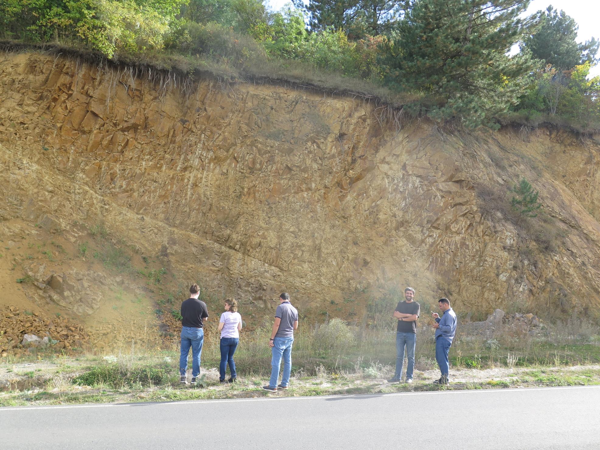Besichtigung akuter und potenzieller Hangrutschungen bei Tsaghkadzor. Foto: Conrad Dorer.