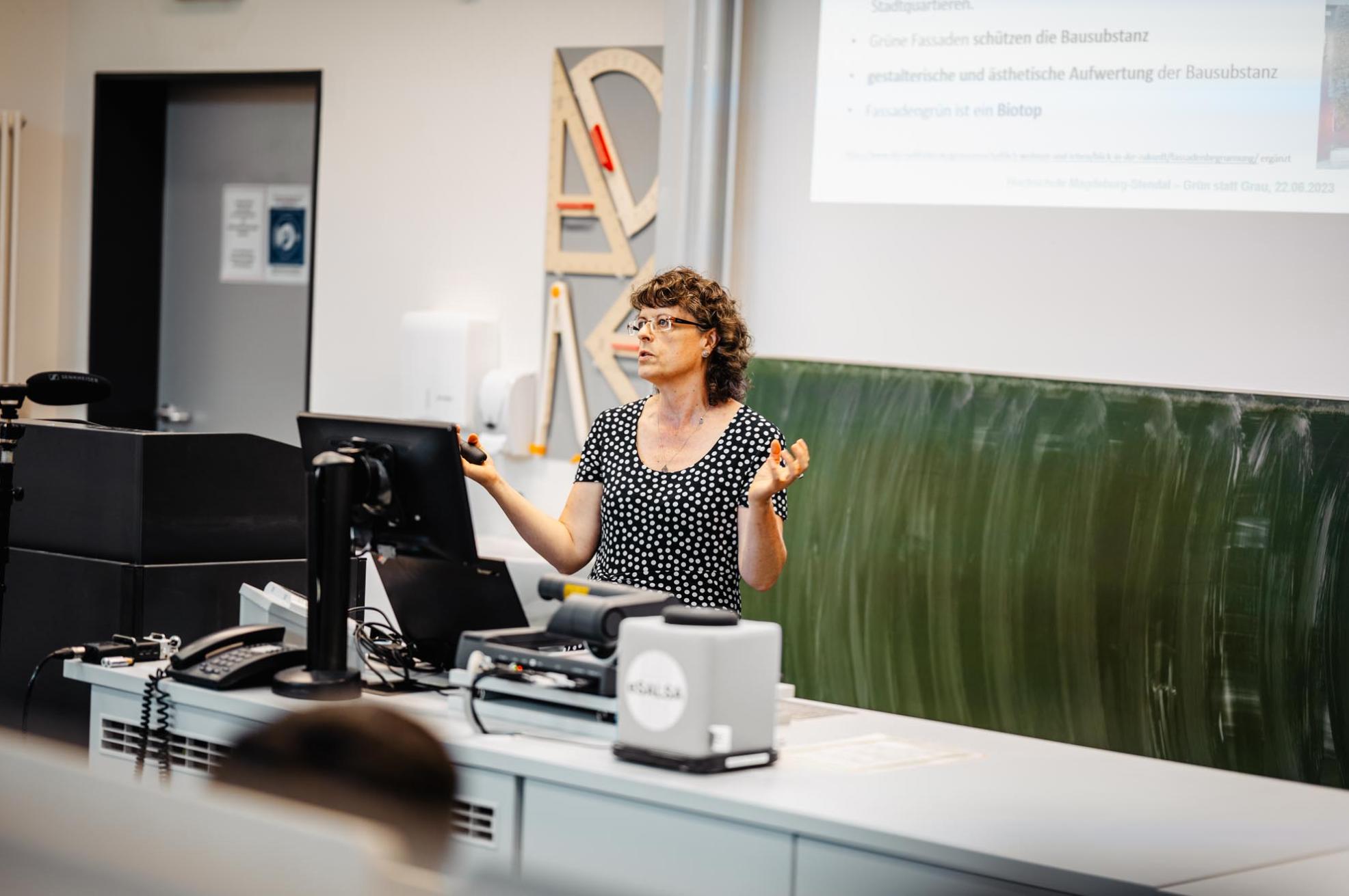 Prof. Dr. Petra Schneider präsentierte verschiedene Formen von Fassadengrün. Bild: Paul Stachowiak.