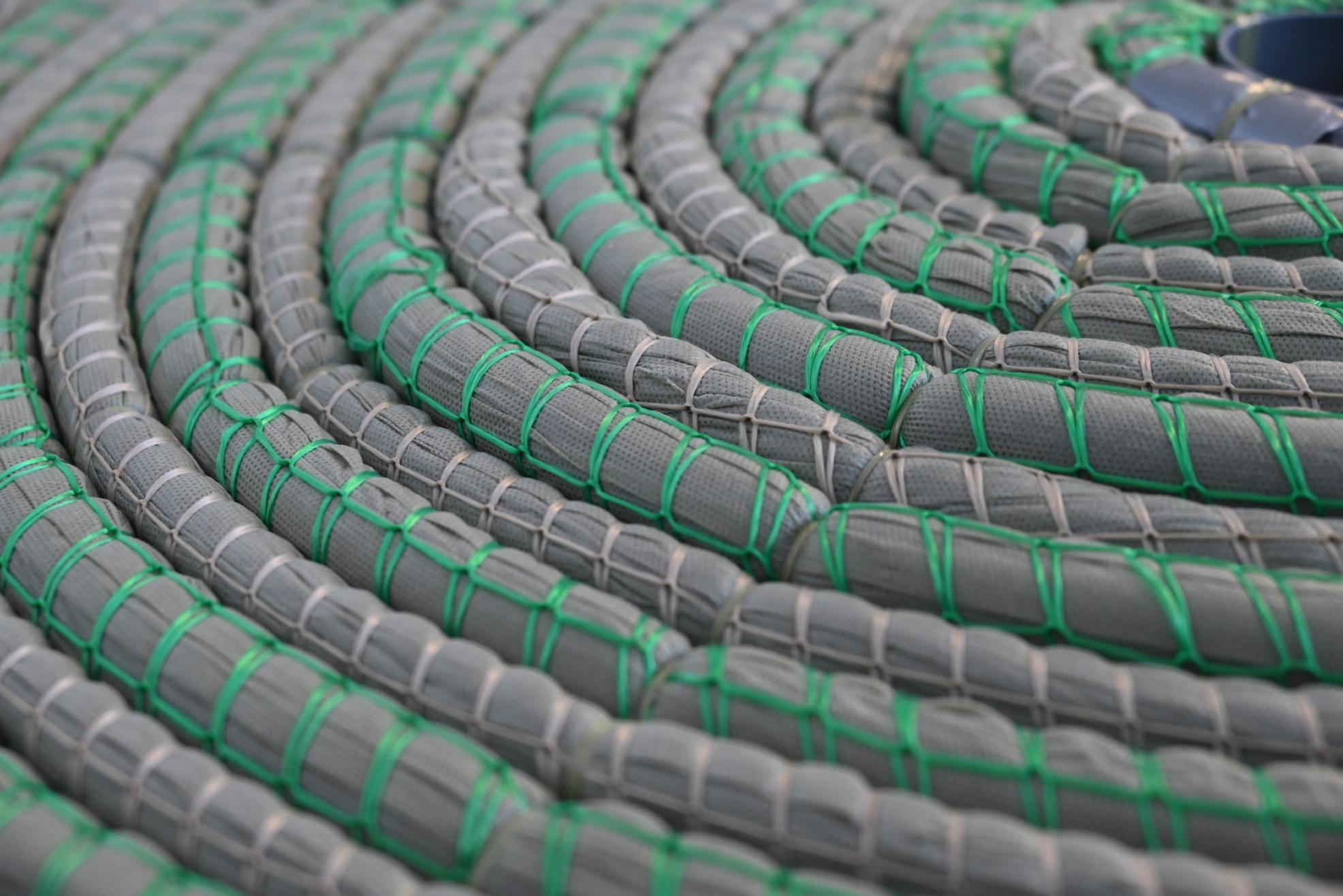 Textile Matten zur Nutzung als Schwimmfilter in der Gewässersanierung – die Matten schwimmen auf der Gewässeroberfläche und werden auch von Fauna und Flora besiedelt