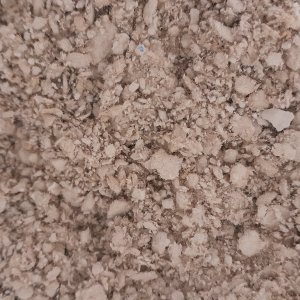 Gipsfaserplattenrecycling: Material aus der Zwischenstufe der mechanischen Aufbereitung von Gipsfaserplatten (Nahaufnahme)