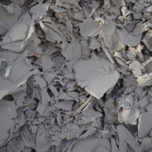 Plasterboard: a source material for gypsum recycling. The construction waste must be well separated for processing.