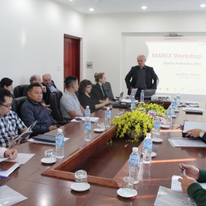 Workshop in Hoa Binh statt zum Thema "Cleaner Production Technology and it’s Application in Hoa Binh". Der Referent, der im Bild zu sehen ist, ist Dr. Georg Schiller vom IÖR in Dresden.