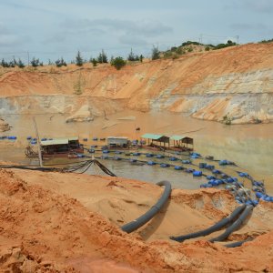 Der Abbau von schweren Sanden erfolgt durch Placer Mining in der südvietnamesischen Provinz Binh Thuan. Ein erster Schritt ist das Aufschlämmen.  |  Bild: Petra Schneider
