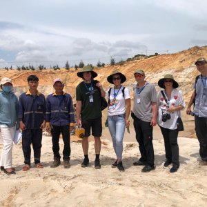 Mitarbeitende eines Unternehmens in Südvietnam, das titanhaltige Sande abbaut, und deutsche Partner des vom Client-II-Projektes RENO-TITAN (2023 – 2026)  |  Bild: Lê Hùng Anh