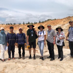 Employees of a heavy sand extracting company in southern Vietnam and German partners of the RENO-TITAN Client II project | Image: Lê Hùng Anh