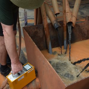 Measurement of the ambient dose rate during the extraction of heavy sand | Photo: Petra Schneider