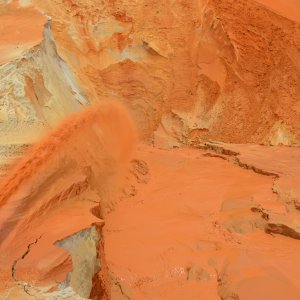 Der Abbau von schweren Sanden erfolgt durch Placer Mining in der südvietnamesischen Provinz Binh Thuan. Ein erster Schritt ist das Aufschlämmen.  |  Bild: Petra Schneider