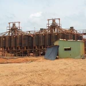 Heavy sands are mined by placer mining in the southern Vietnamese province of Binh Thuan. Gravitational separation is used to separate light and heavy sand.  | Photo: Petra Schneider