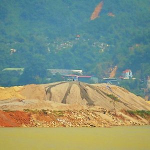 Nassbaggern in Vietnam. Bild: Hochschule Magdeburg-Stendal, Prof. Dr. Petra Schneider