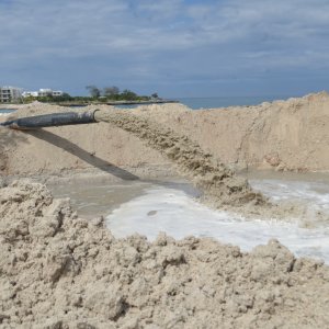 An der Kubanischen Küste bei Holguin liegen große Touristenzentren mit langen Stränden. Die starke Erosion erfordert ständiges Umpumpen des Sandes.